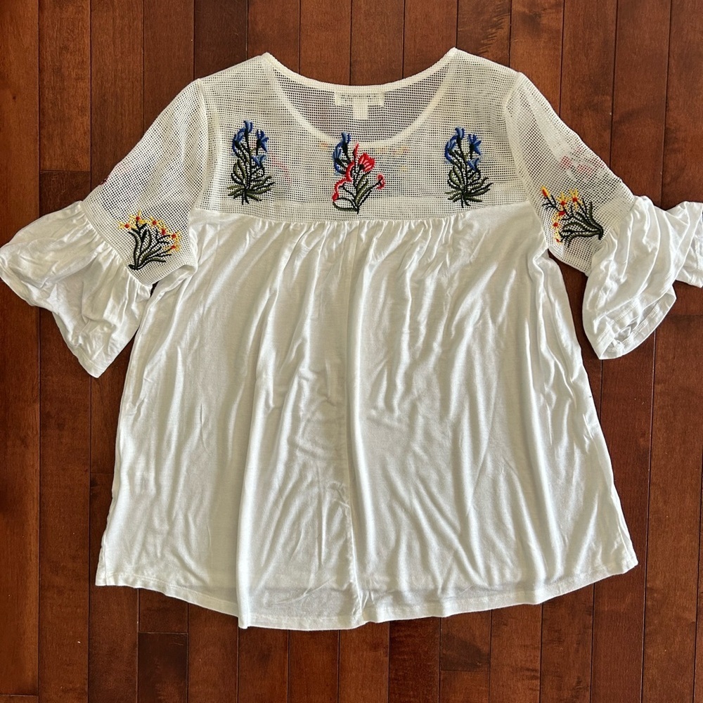 White Embroidered Floral Top Tee with Bell Sleeves Size Petite Medium - Picture 7 of 12